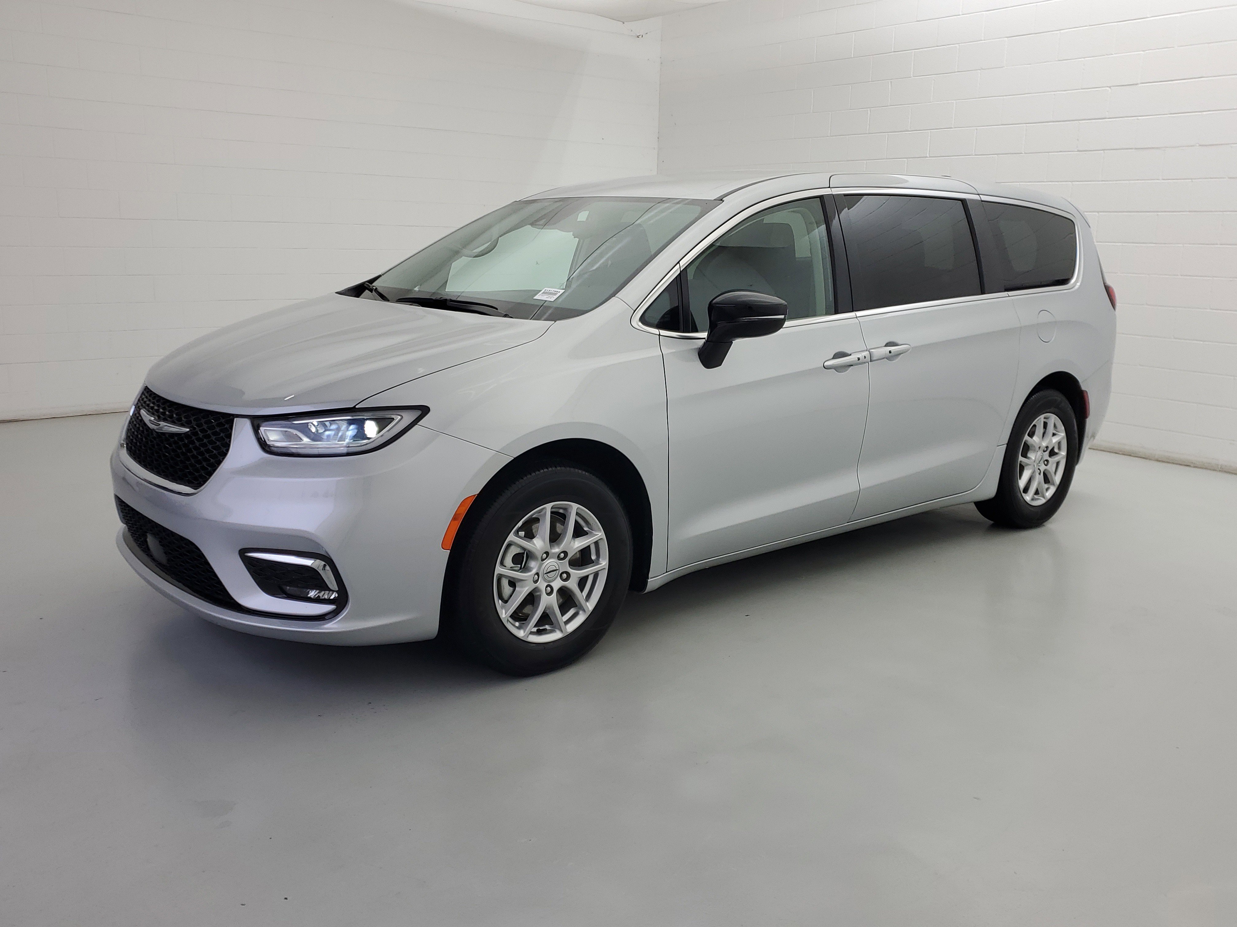 2024 Chrysler Pacifica Touring L's photo