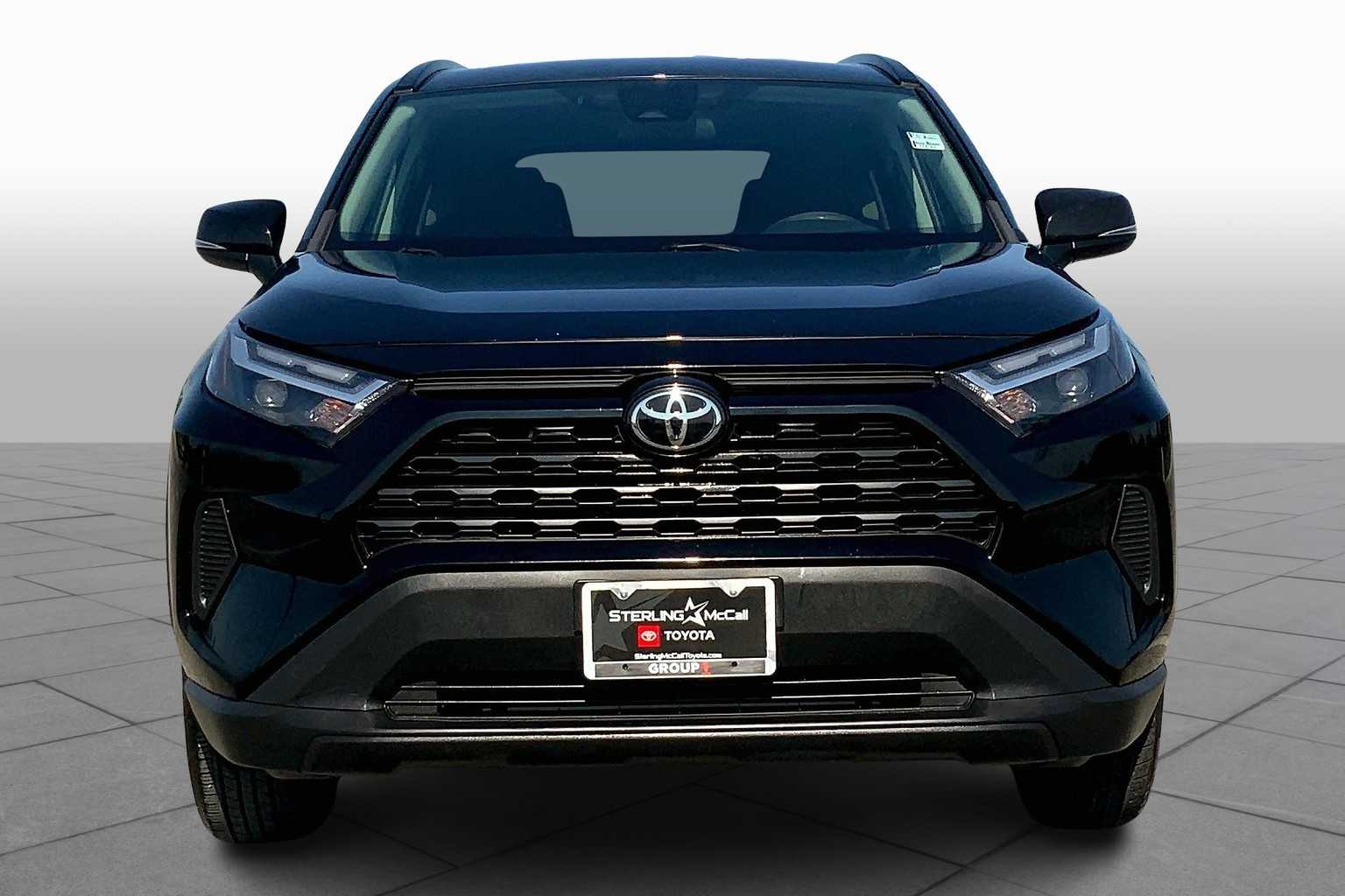 2022 Toyota RAV4 XLE photo 2