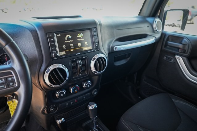 2015 Jeep Wrangler Unlimited Sahara photo 16
