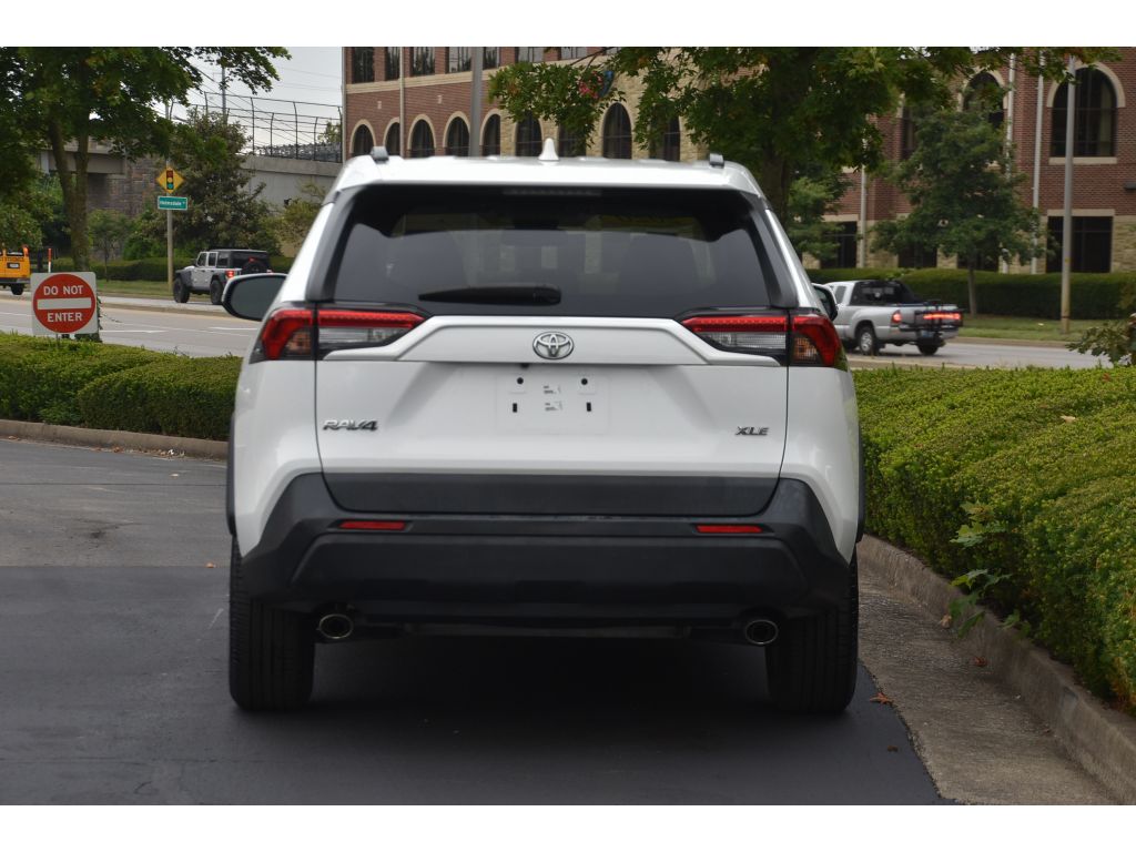 2020 Toyota RAV4 XLE photo 5