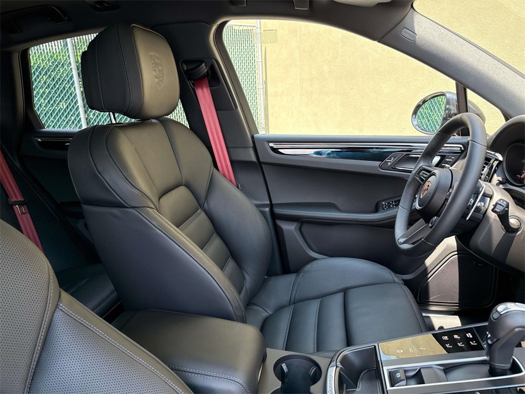 2025 Porsche Macan S photo 14