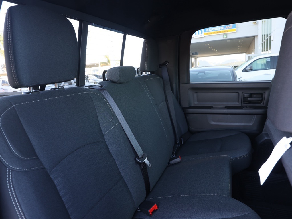 New 2026 Diamond Black Crystal Pearl-Coat Exterior Paint RAM Tradesman image 16