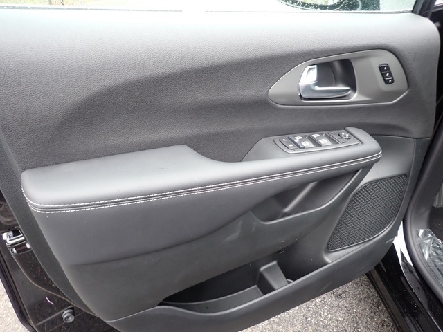 2026 Chrysler Pacifica photo 13