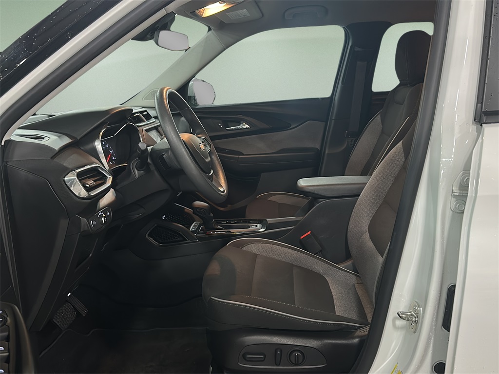 2023 Chevrolet Trailblazer LT photo 2