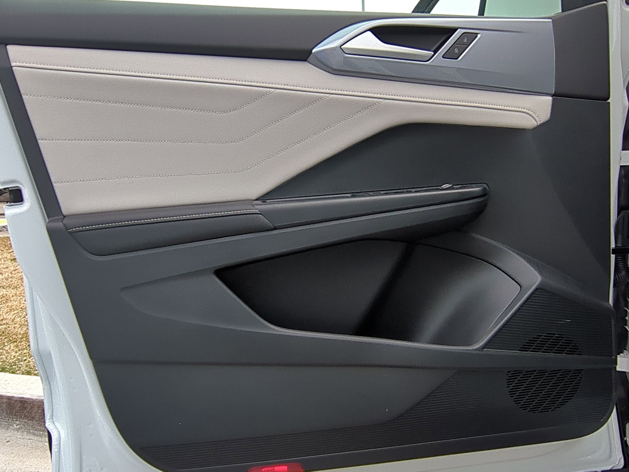 2025 Volkswagen Taos SEL photo 7
