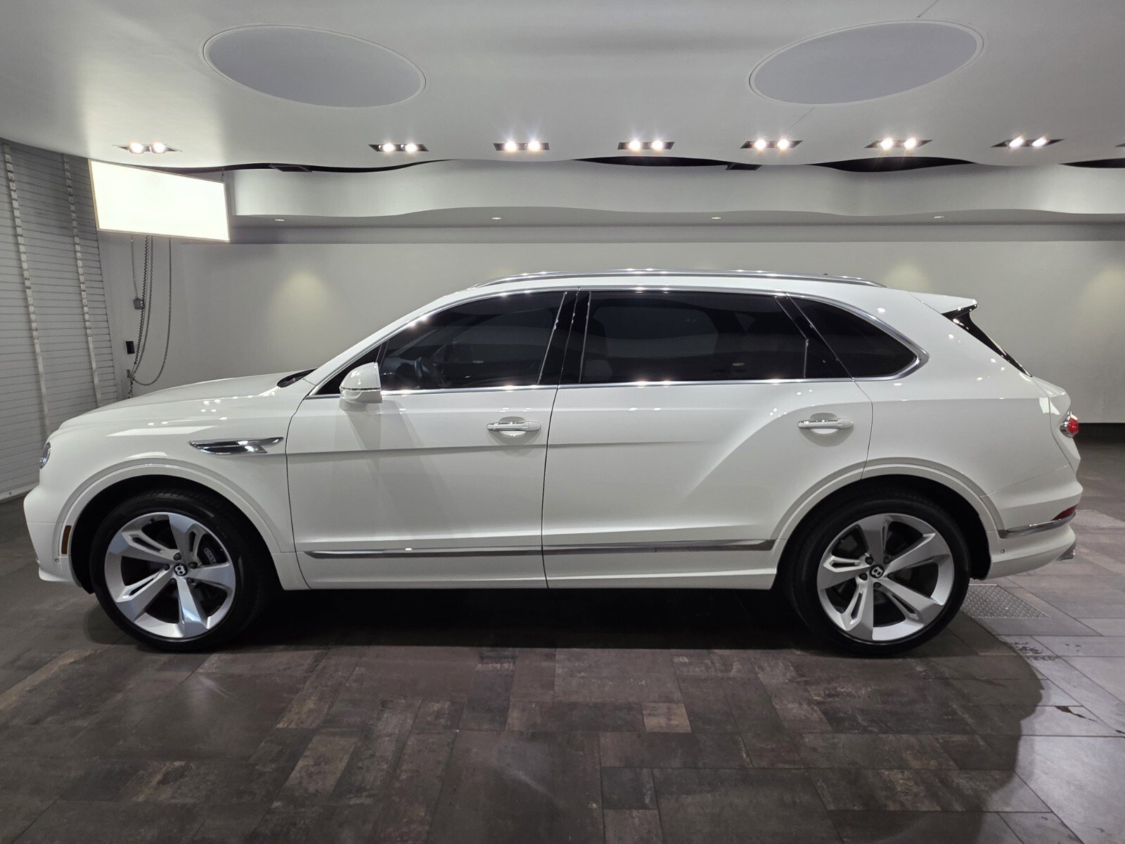 2023 Bentley Bentayga EWB Azure Mulliner photo 3