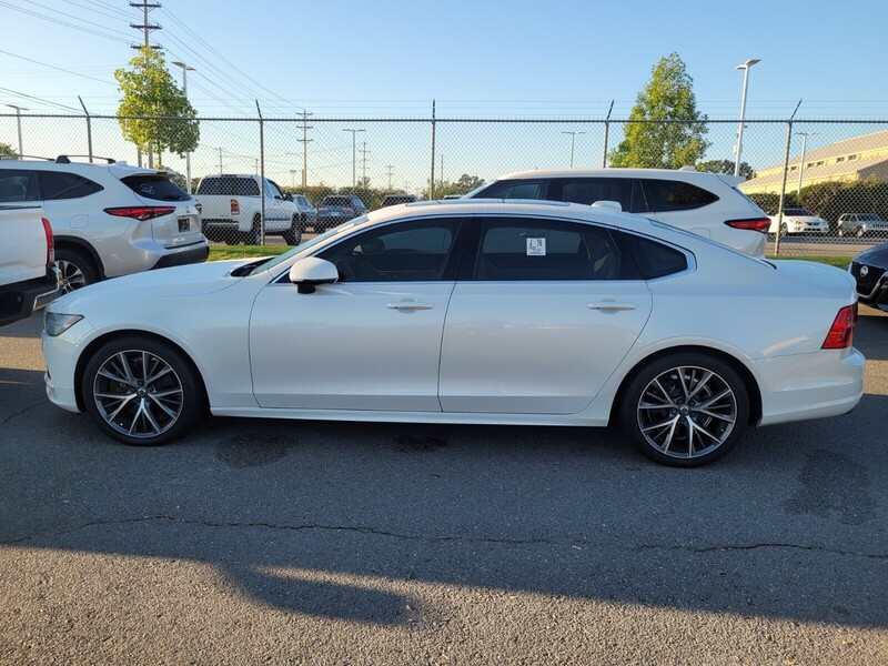 2020 Volvo S90 T6 Momentum photo 3