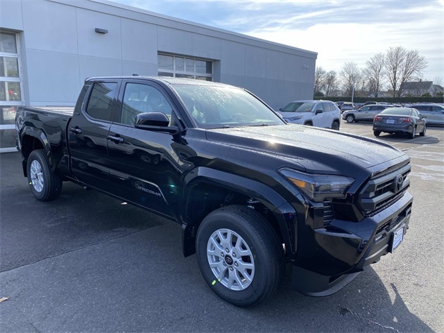 2025 Toyota Tacoma SR5's photo