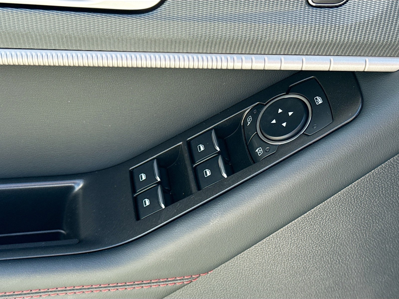 2025 Ford Explorer ST-Line photo 16