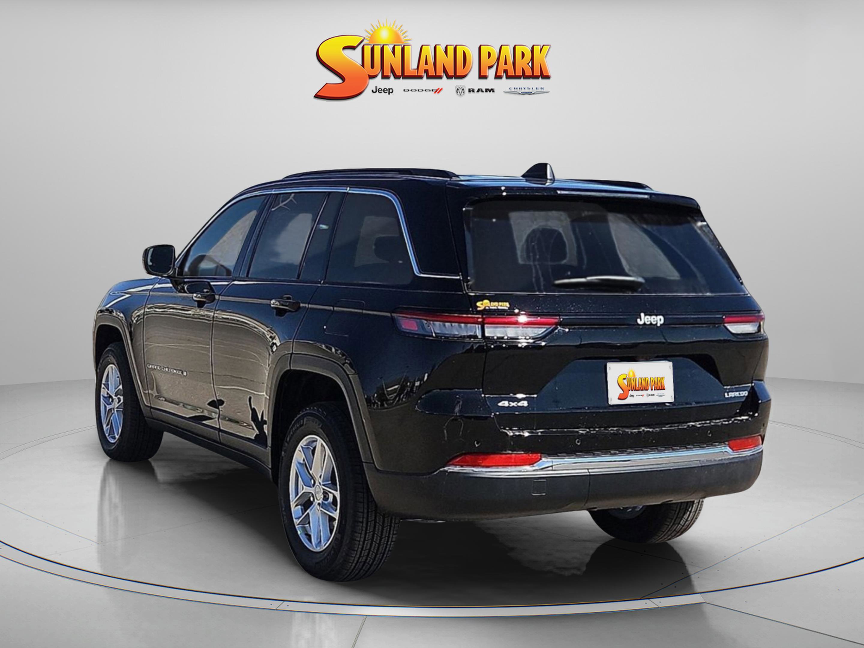 2025 Jeep Grand Cherokee Laredo photo 3