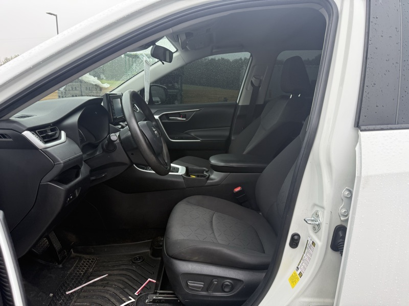 2021 Toyota RAV4 XLE photo 9