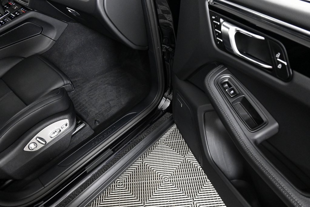 2025 Porsche Macan T photo 21
