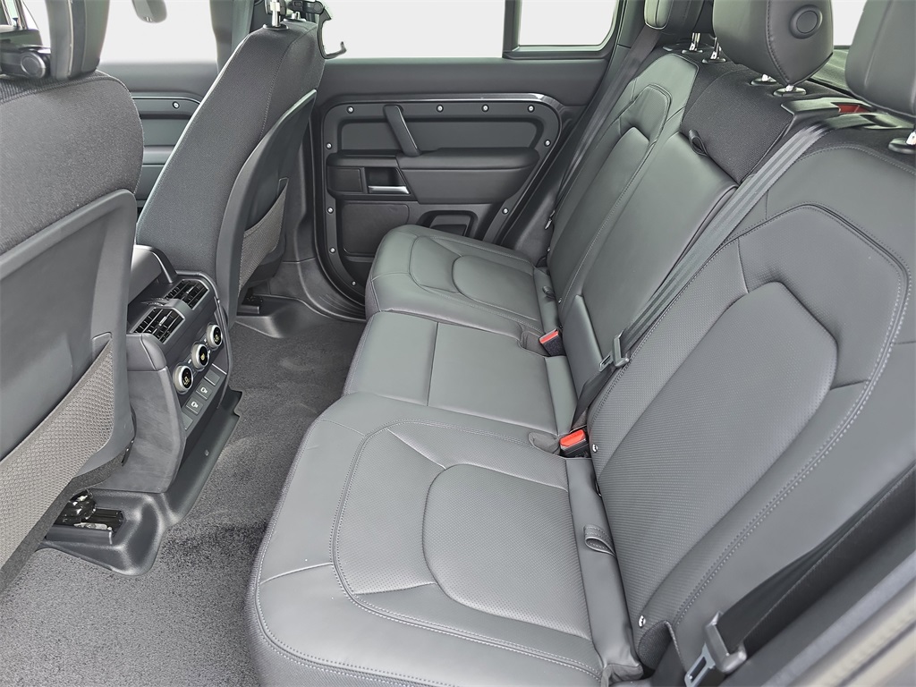 2025 Land Rover Defender 110 V8 photo 14