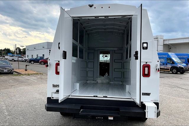 2024 Chevrolet Express Cutaway 3500 photo 4