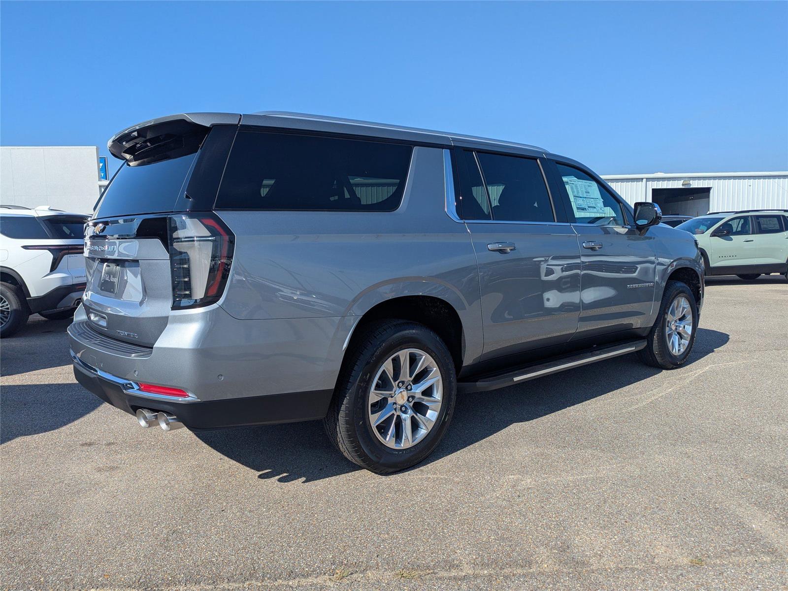 2025 Chevrolet Suburban Premier photo 3