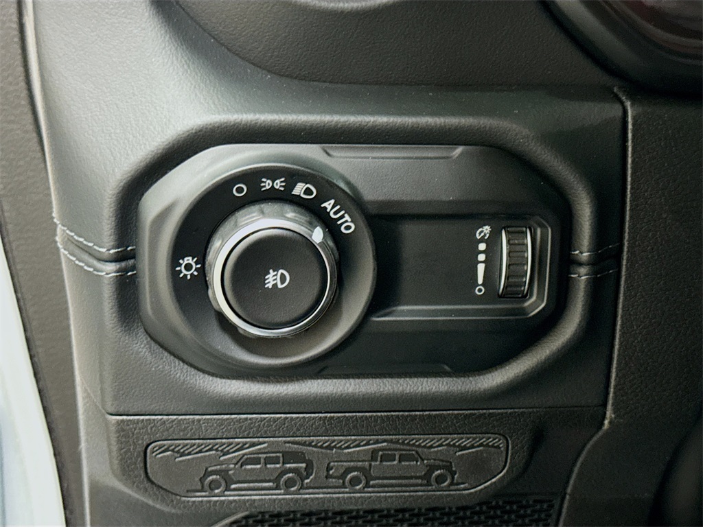 2025 Jeep Wrangler Sahara photo 34