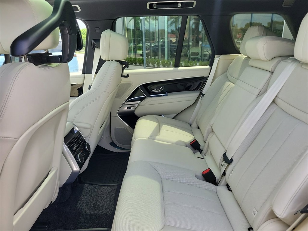 2025 Land Rover Range Rover SE photo 16