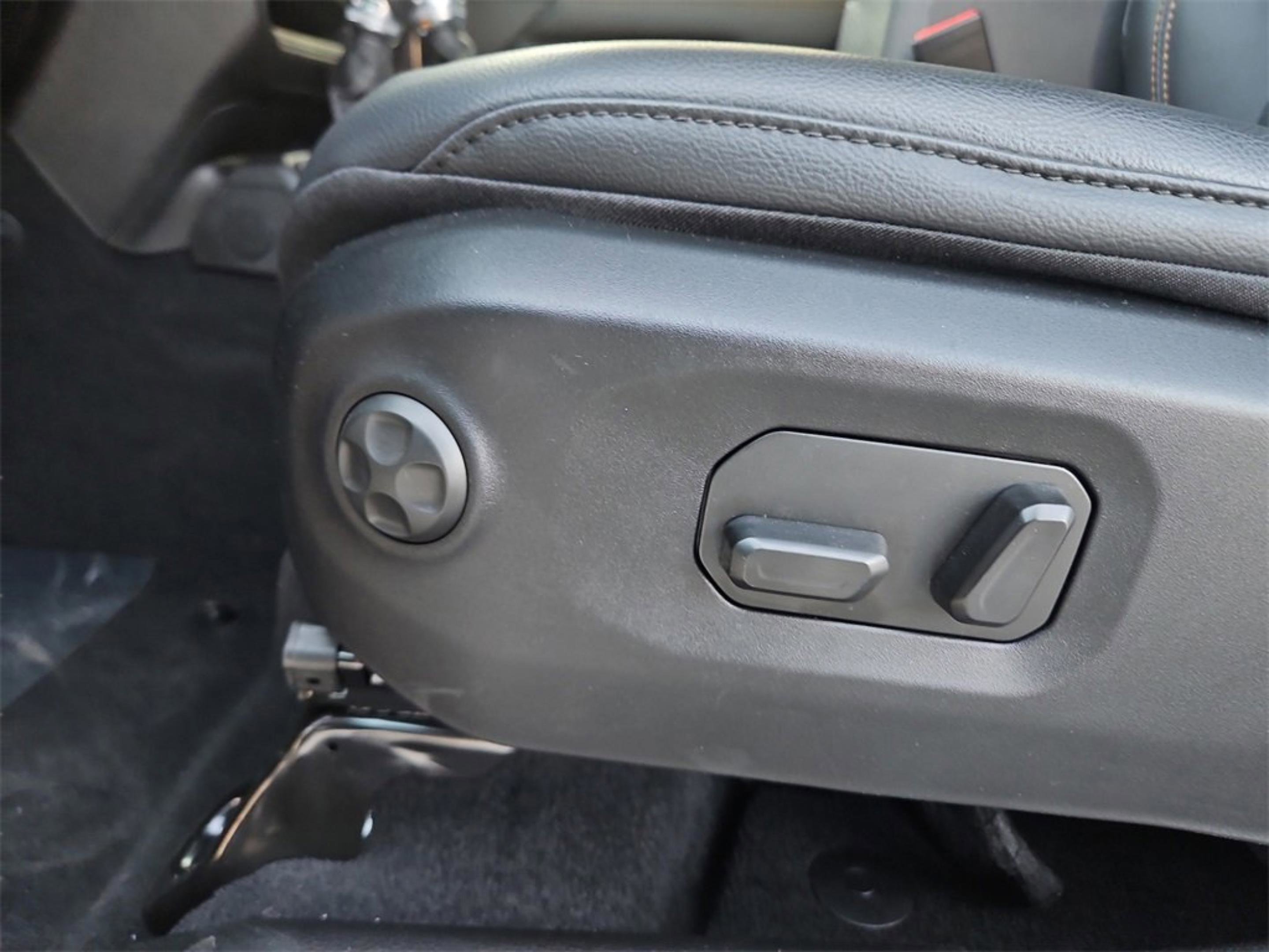 2025 Jeep Wrangler Sahara photo 13