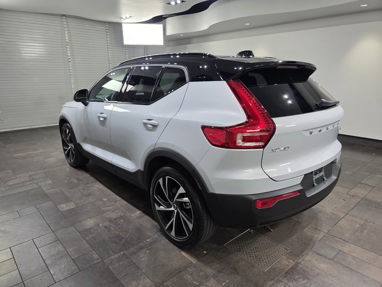 2021 Volvo XC40 R-Design photo 3