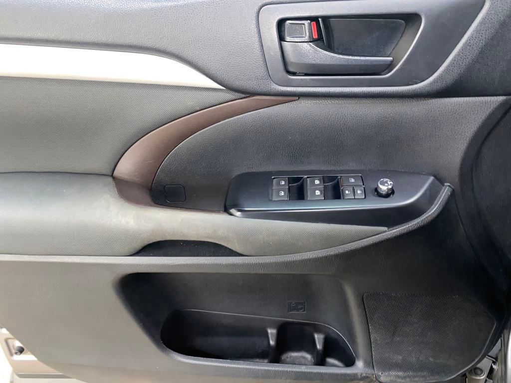 2018 Toyota Highlander LE photo 29