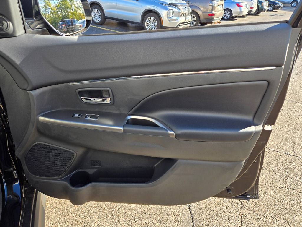 2025 Mitsubishi Outlander Sport SE photo 4