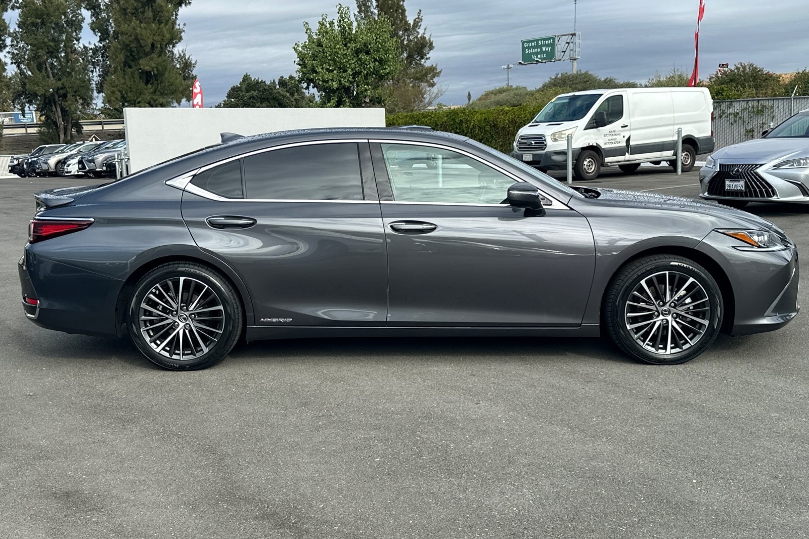 2022 Lexus ES 300h photo 2