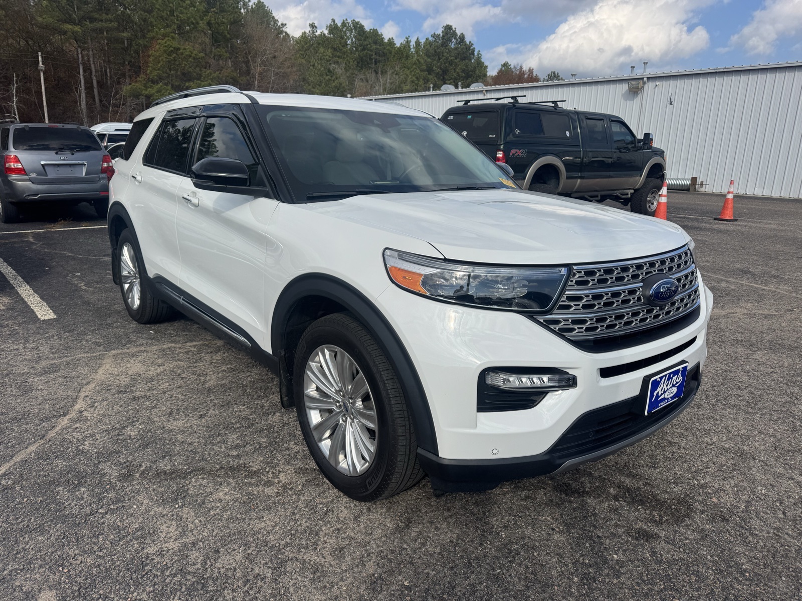 2023 Ford Explorer Limited's photo