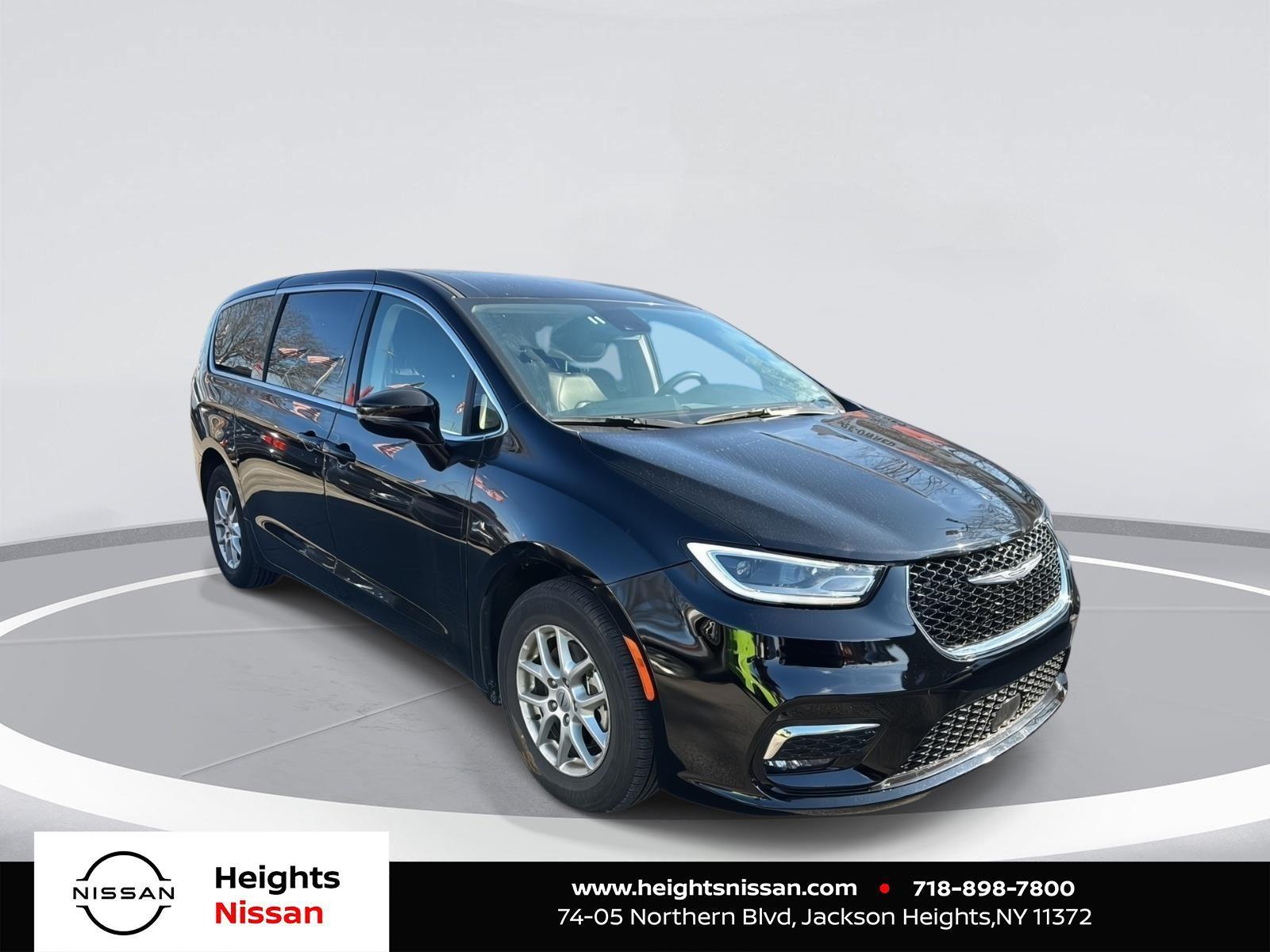 2024 Chrysler Pacifica Touring L's photo