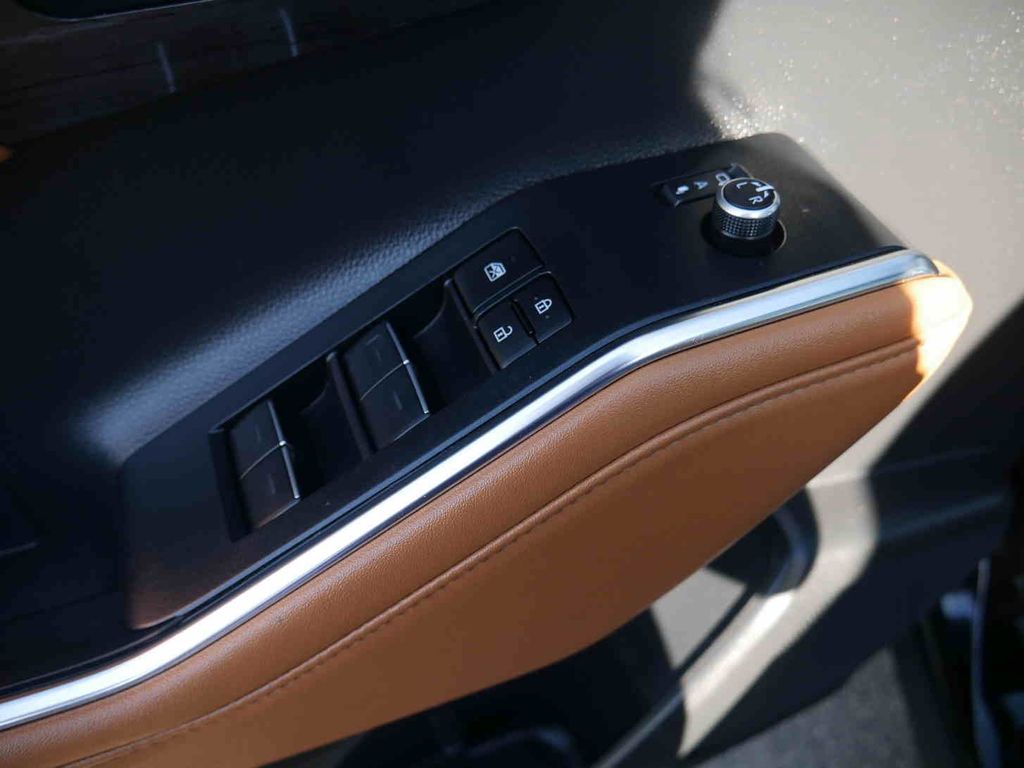 2023 Toyota Highlander LE photo 28