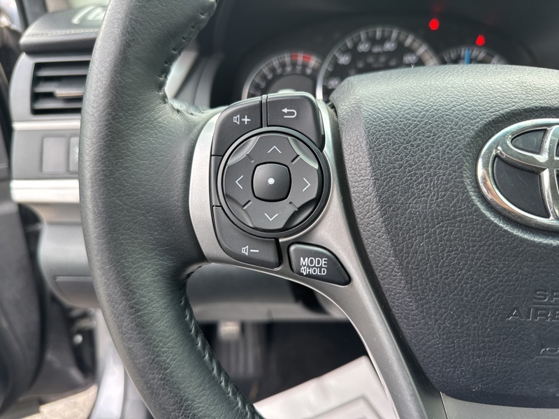 2014 Toyota Camry SE photo 21
