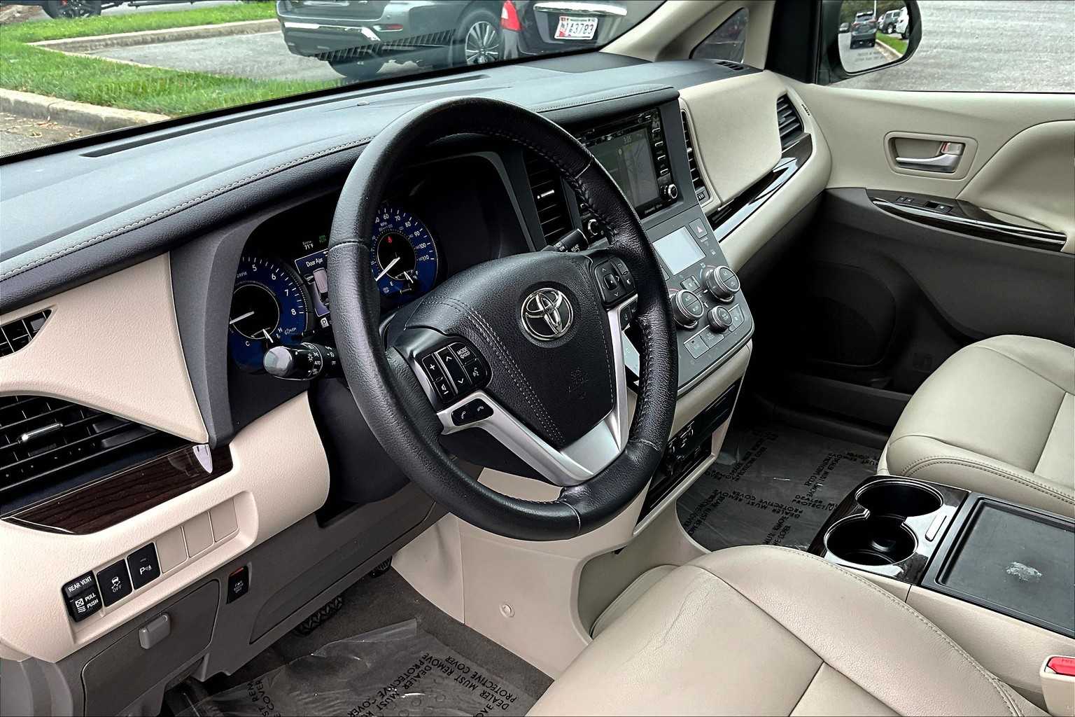 2020 Toyota Sienna XLE Premium photo 16
