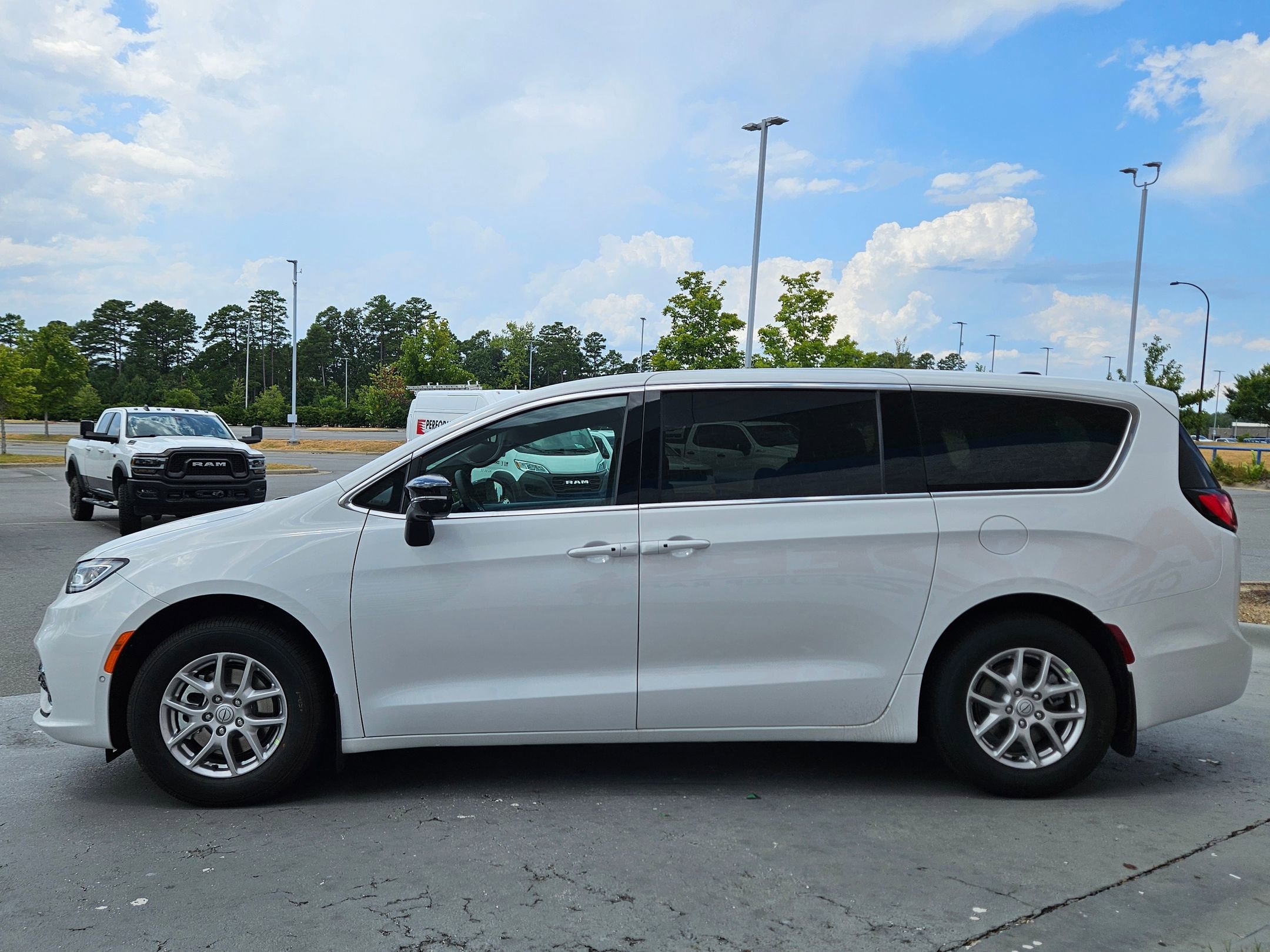 2026 Chrysler Pacifica photo 4