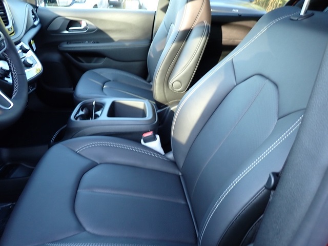 2026 Chrysler Pacifica photo 11