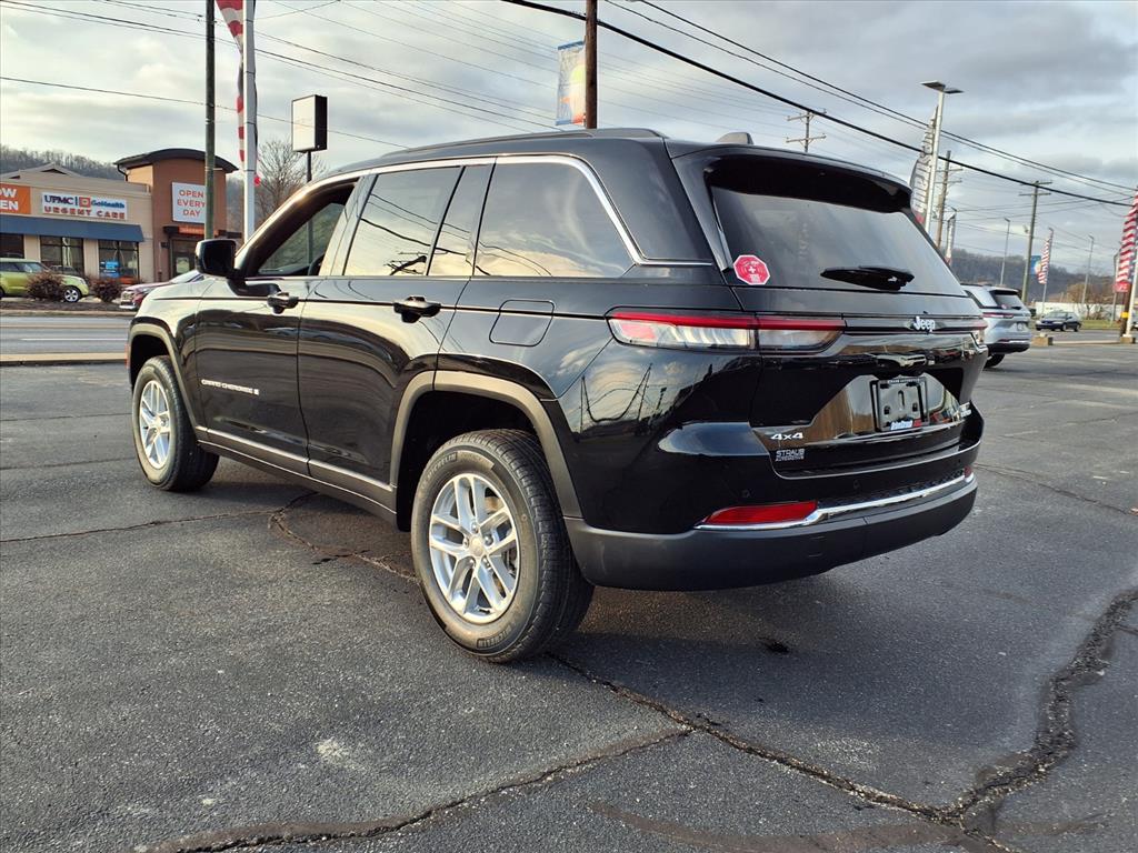 2025 Jeep Grand Cherokee Laredo photo 3
