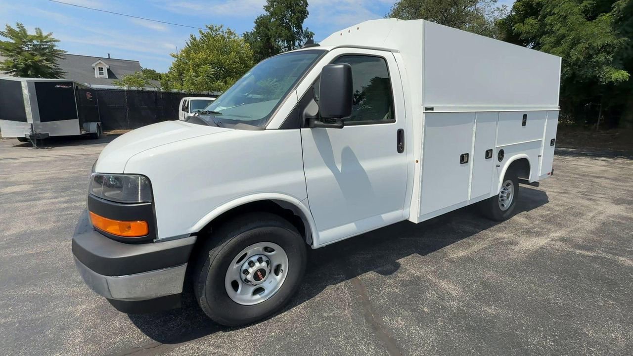 2025 Gmc Savana 3500 Cutaway photo 3