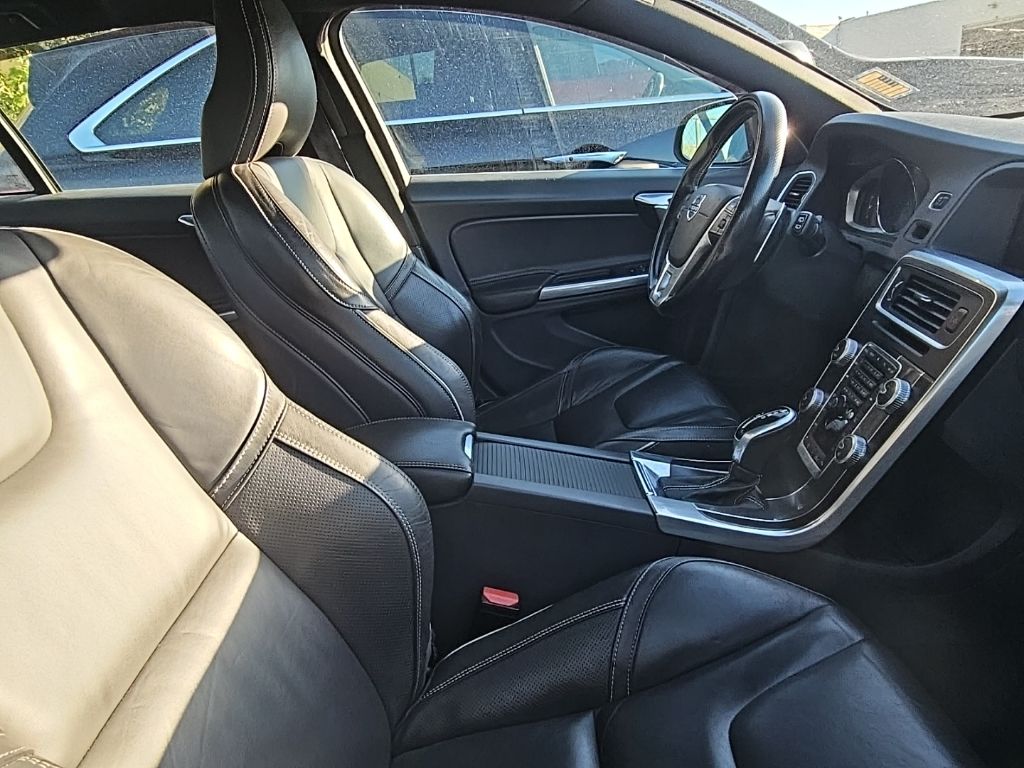 2017 Volvo V60 T6 R-Design Platinum photo 3