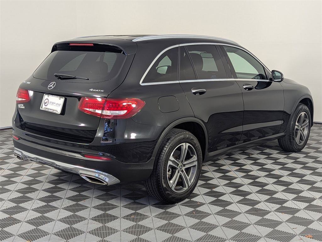 2018 Mercedes Benz GLC 300 4MATIC photo 2