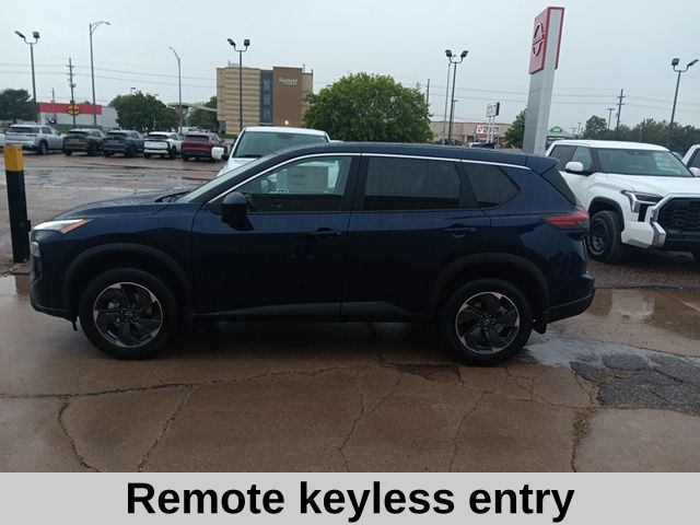 2026 Nissan Rogue SV photo 2