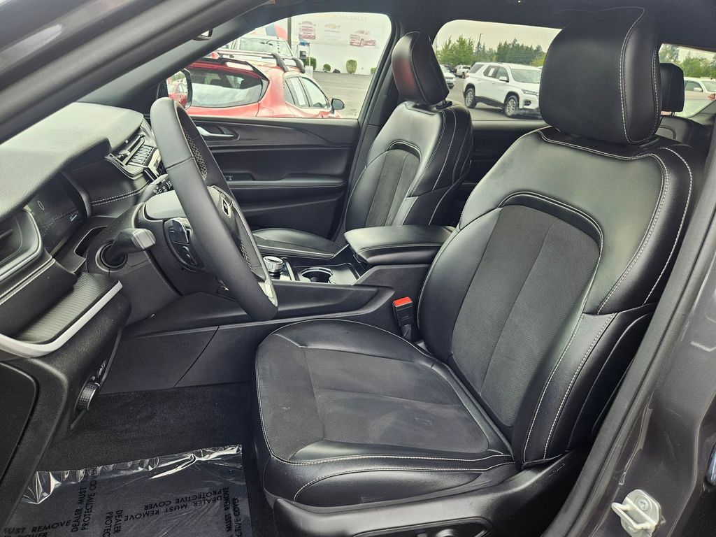 2023 Jeep Grand Cherokee Altitude photo 12