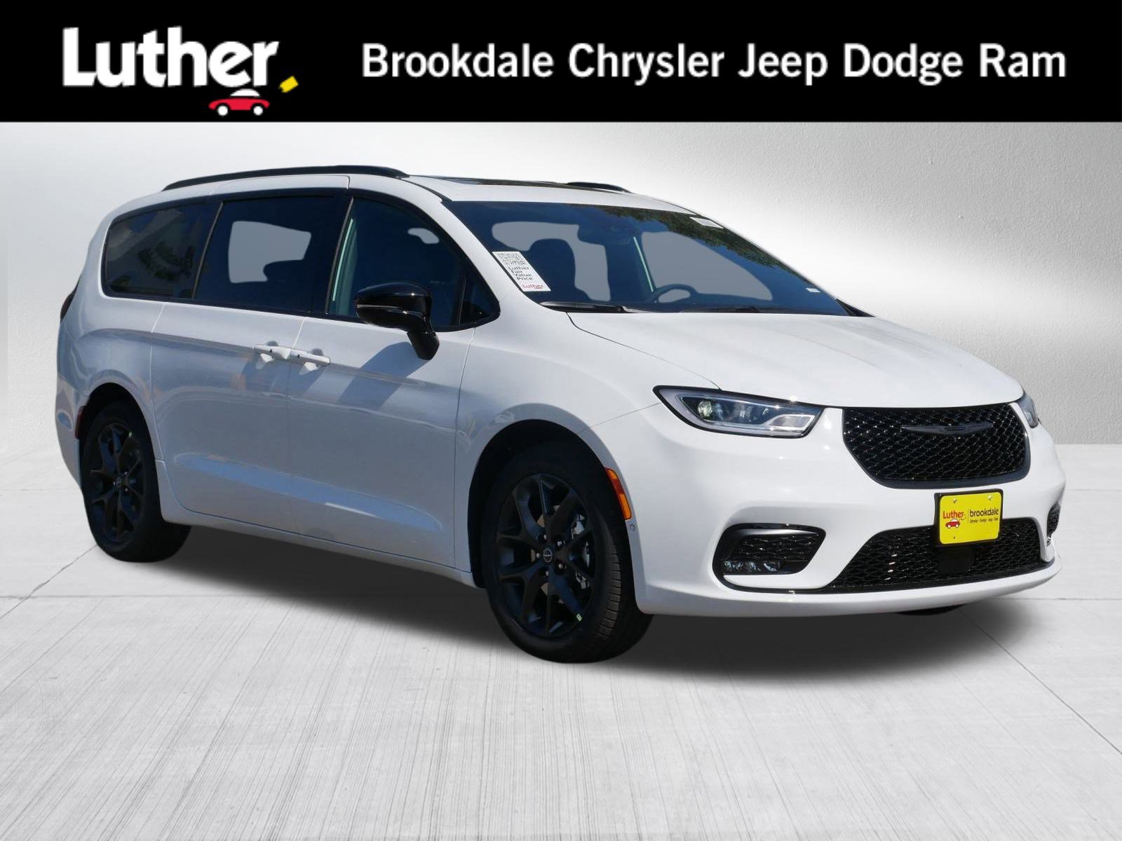 2026 Chrysler Pacifica Limited's photo