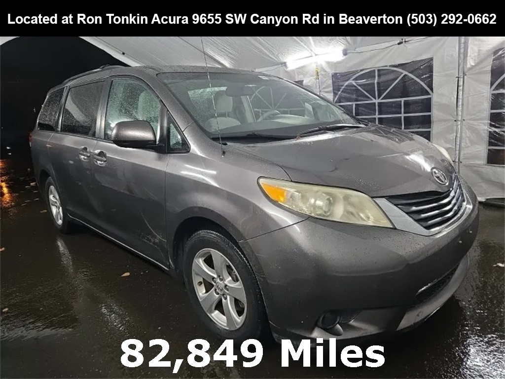 2013 Toyota Sienna LE's photo