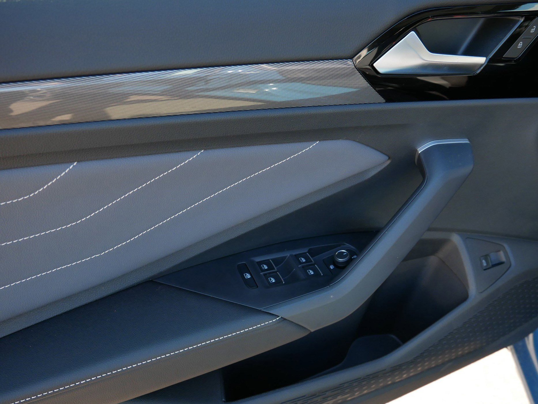 2025 Volkswagen Jetta SEL photo 3
