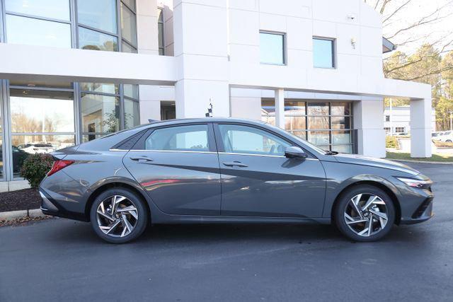 2025 Hyundai Elantra Limited photo 2