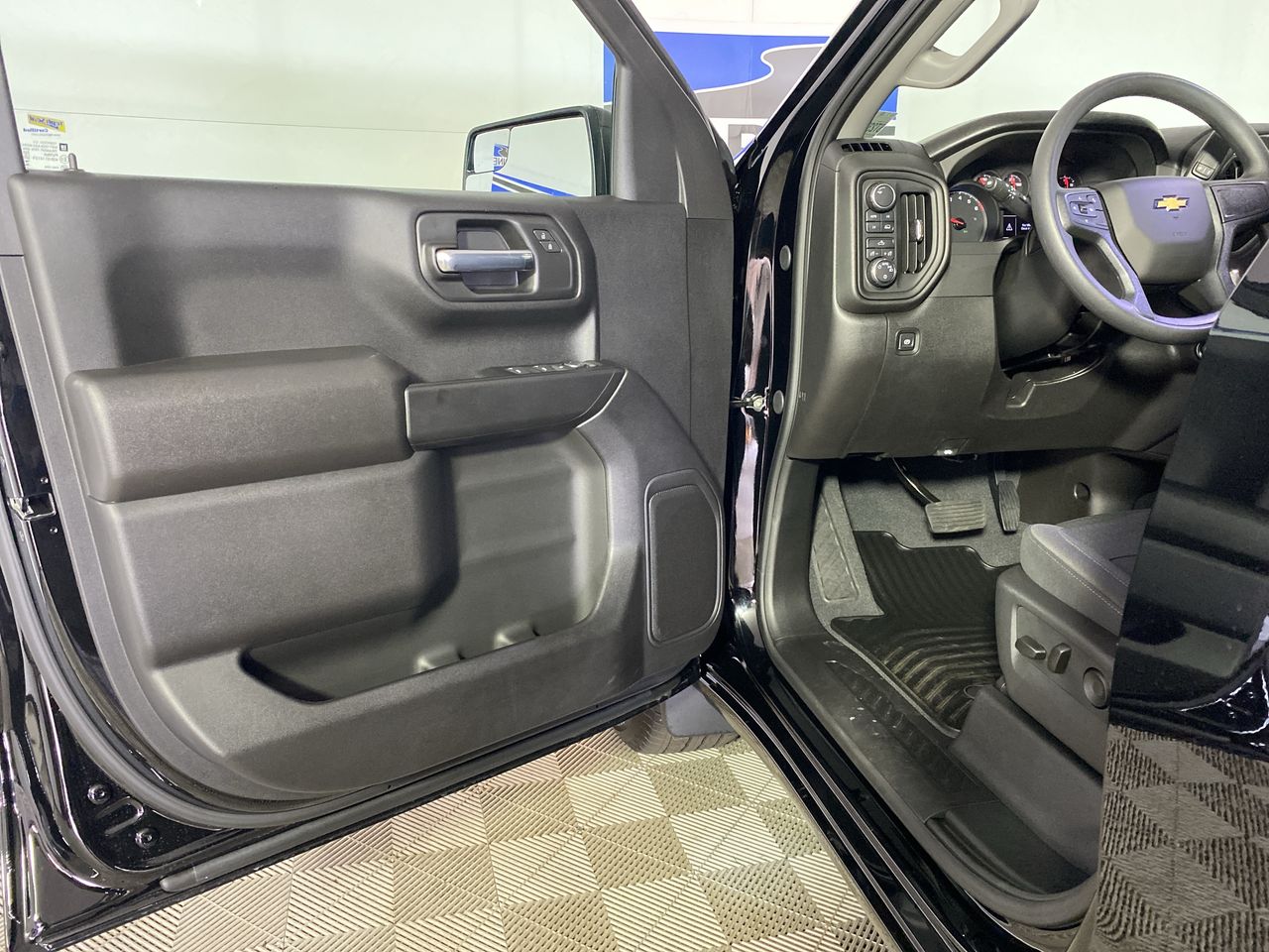 2025 Chevrolet Silverado 1500 Custom photo 18