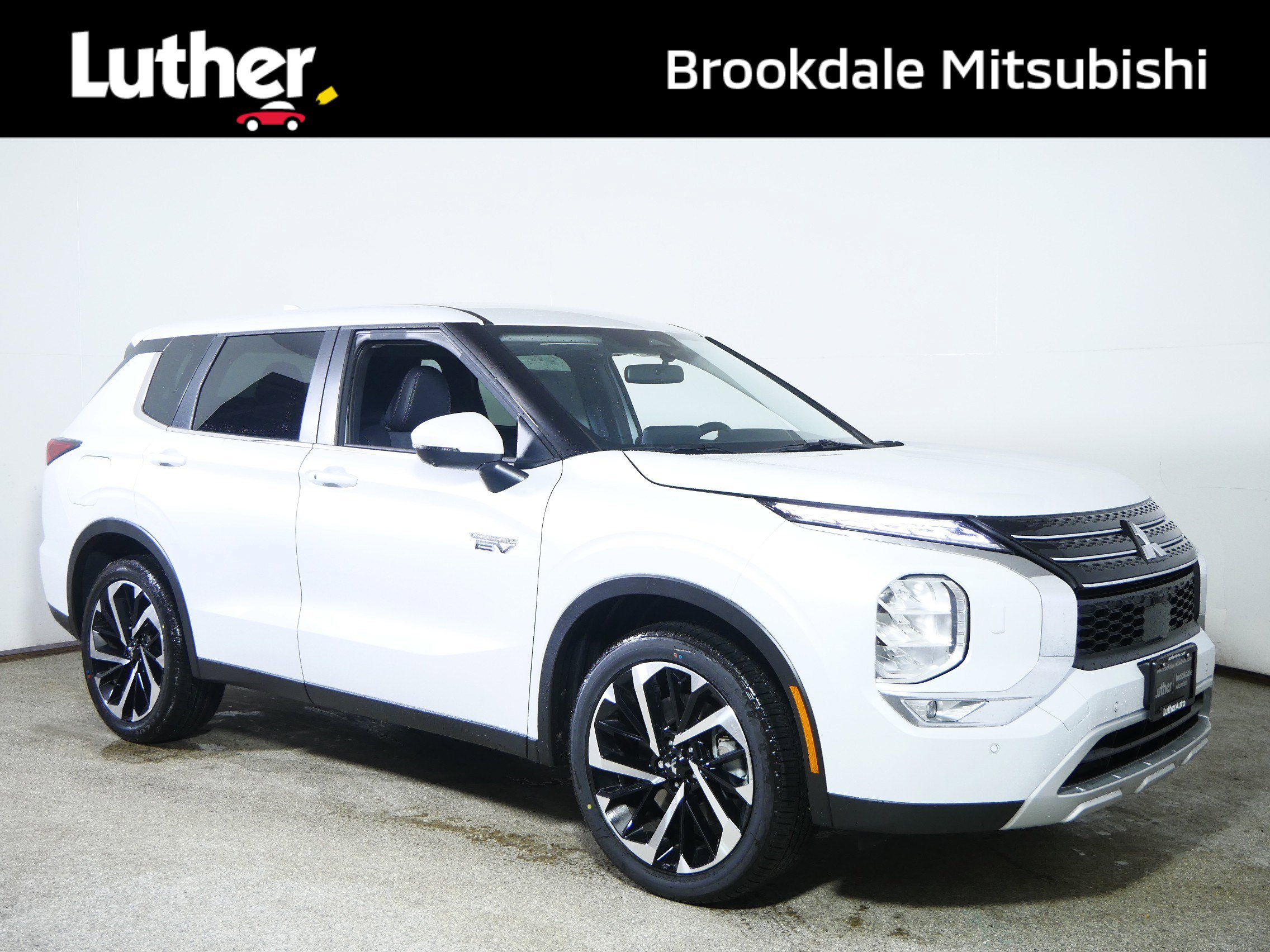 2025 Mitsubishi Outlander Plug-in Hybrid SE's photo