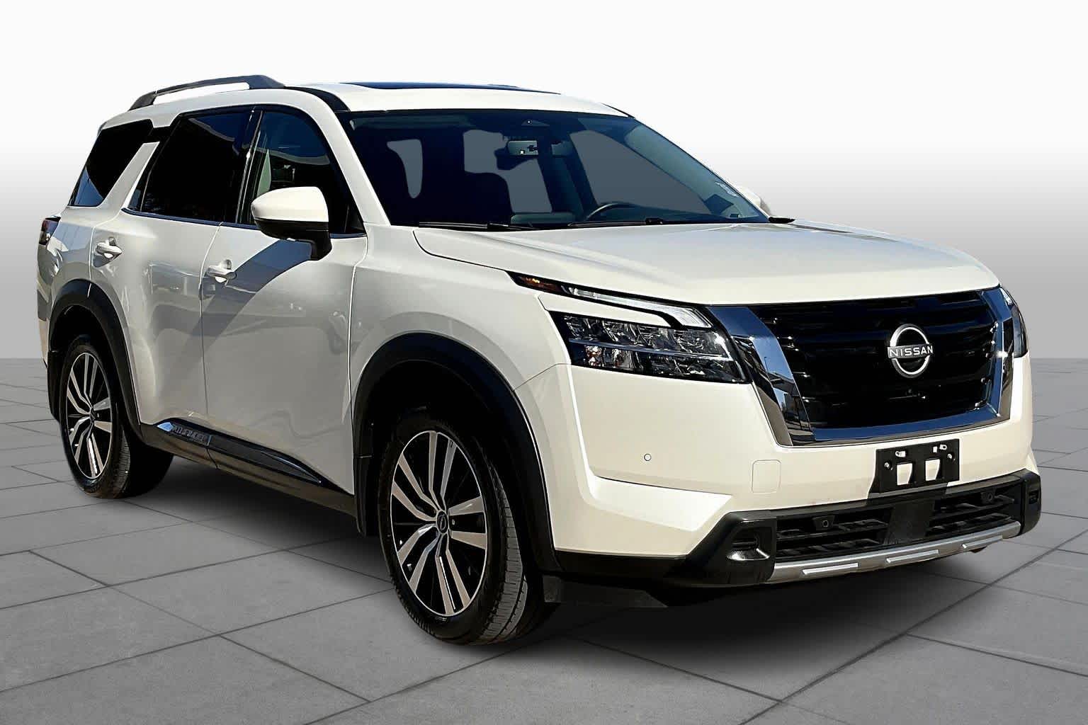 2024 Nissan Pathfinder Platinum photo 2
