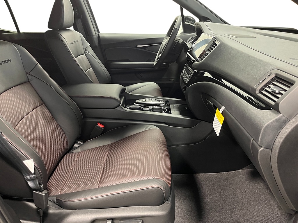 2025 Honda Ridgeline Black Edition photo 17