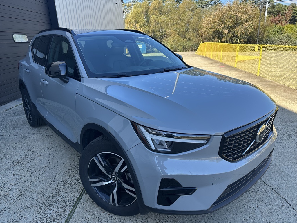 2024 Volvo XC40 Core's photo