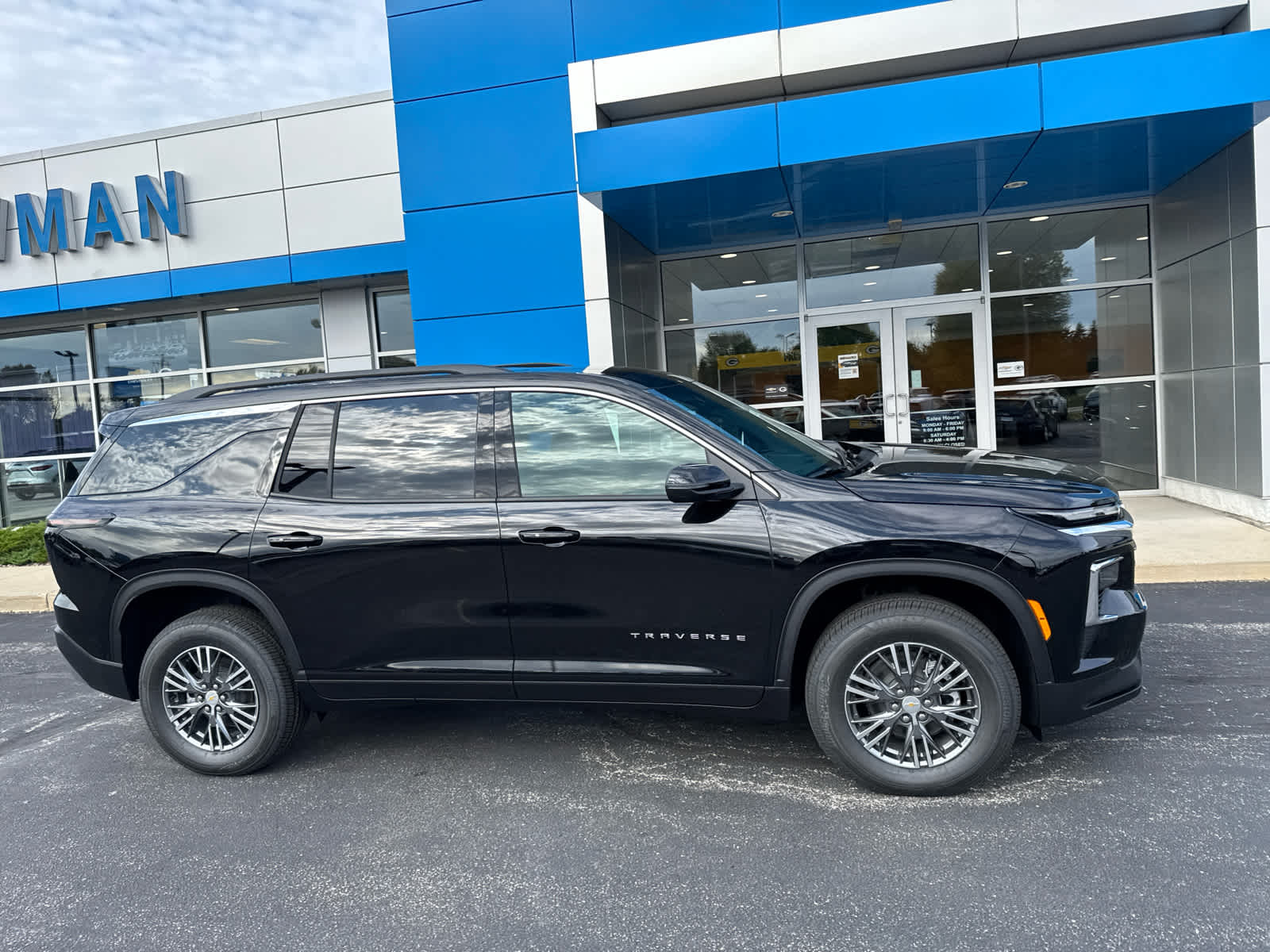 2026 Chevrolet Traverse photo 2
