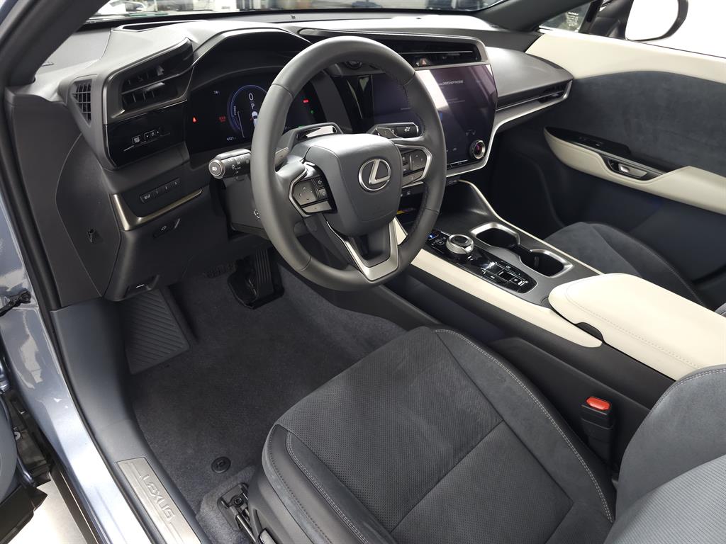 2024 Lexus RZ 300e photo 16